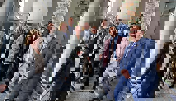 Photo of the mayor and city councillors at city hall