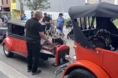Man grilling hotdogs 